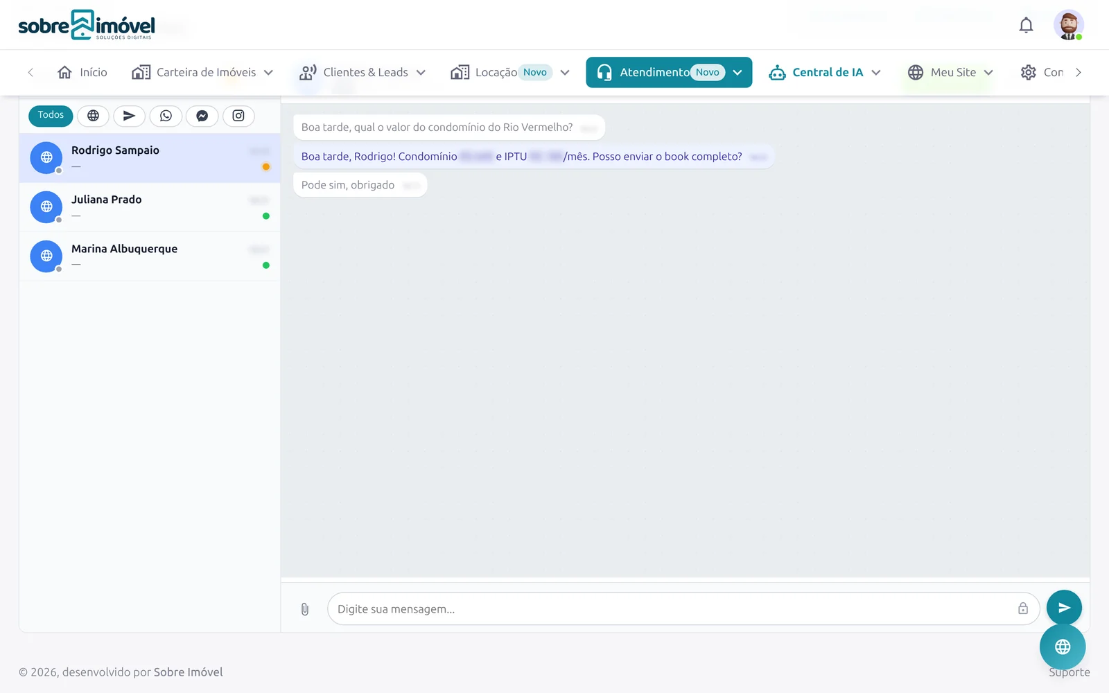 Painel de atendimento ao vivo com a lista de conversas e o histórico da conversa aberta